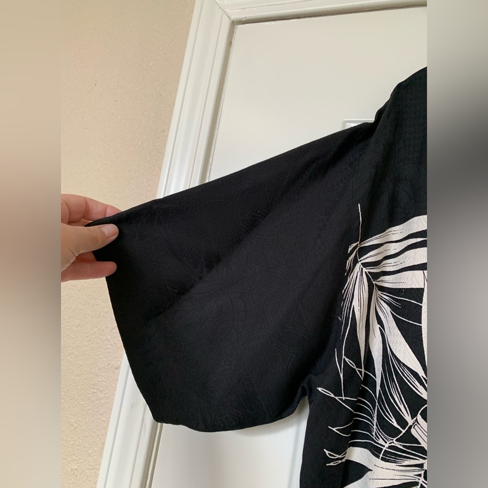 Tommy Bahama Black/Cream Hawaiian 100% Silk Short Sleeve Button Up 🌴 - Picture 8 of 12